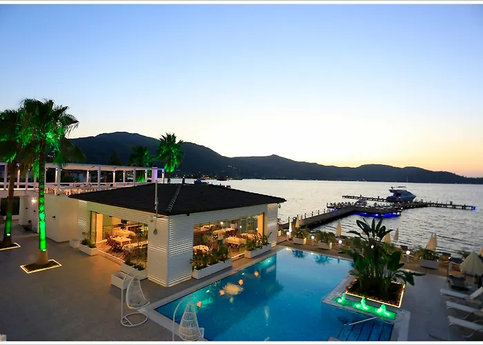 Hotel Poseidon Boutique And Yacht Club 4*