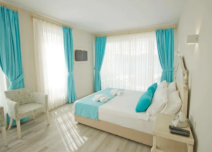 Hotel Poseidon Boutique And Yacht Club 4*