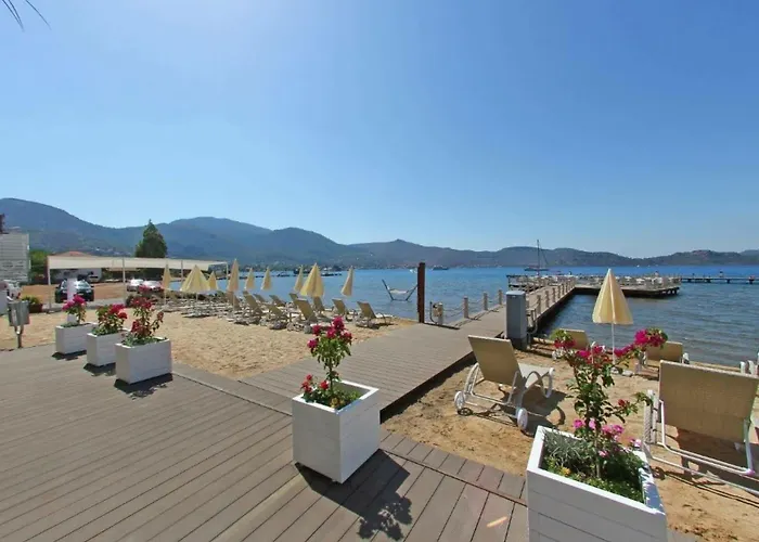 Poseidon Boutique And Yacht Club